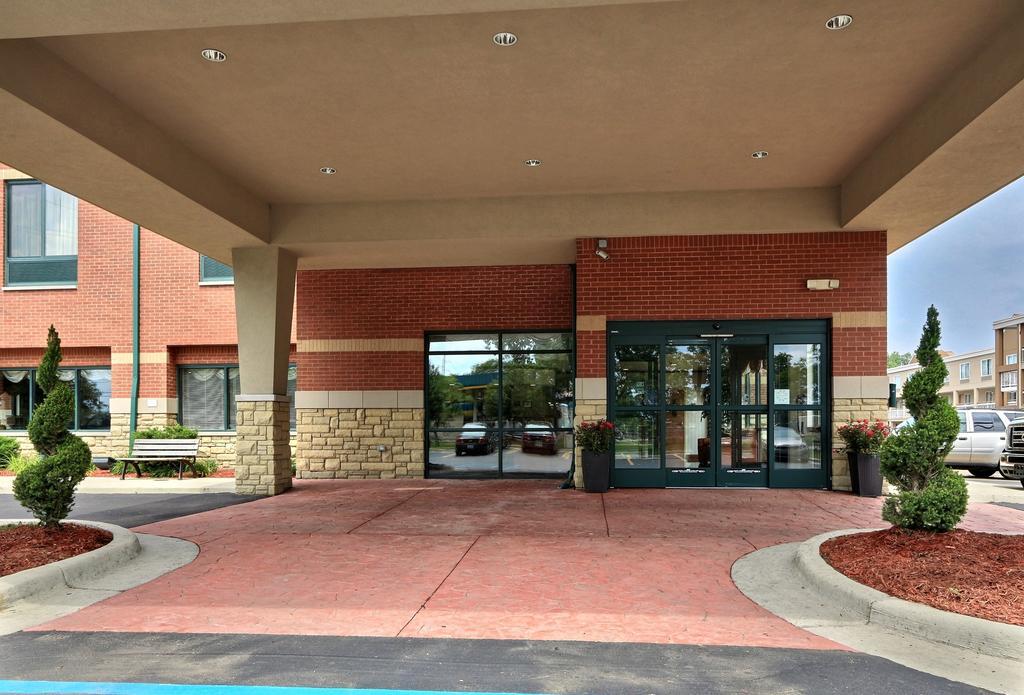 Comfort Suites Canton - Detroit Екстериор снимка