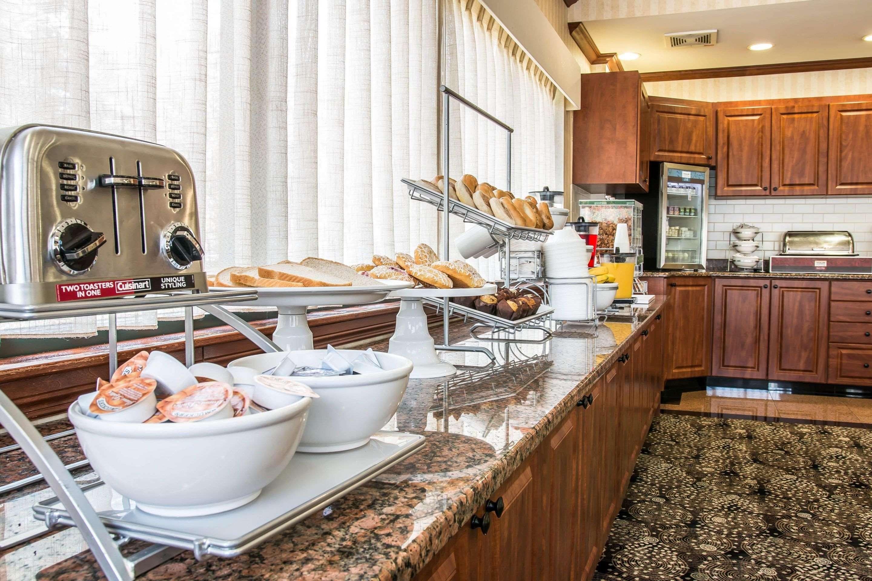 Comfort Suites Canton - Detroit Екстериор снимка