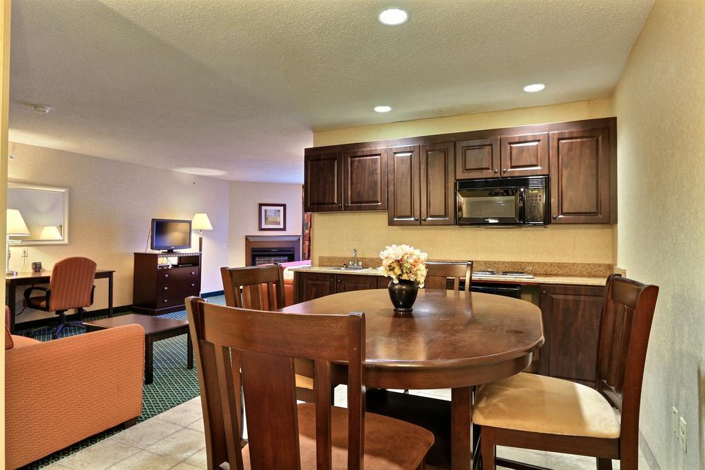 Comfort Suites Canton - Detroit Екстериор снимка