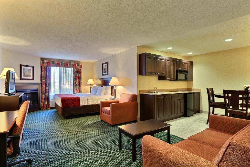 Comfort Suites Canton - Detroit Екстериор снимка
